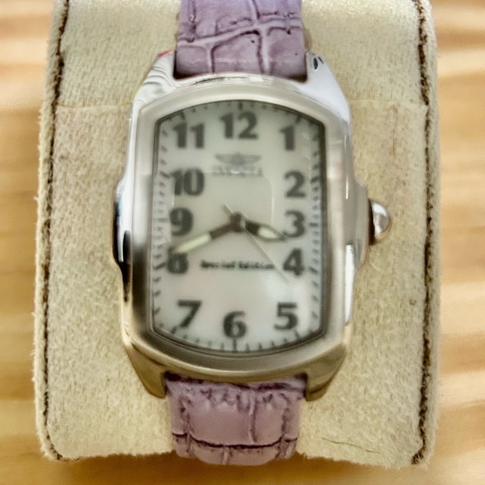 Ladies watch with new battery 🔋 barely used. EUC 💕